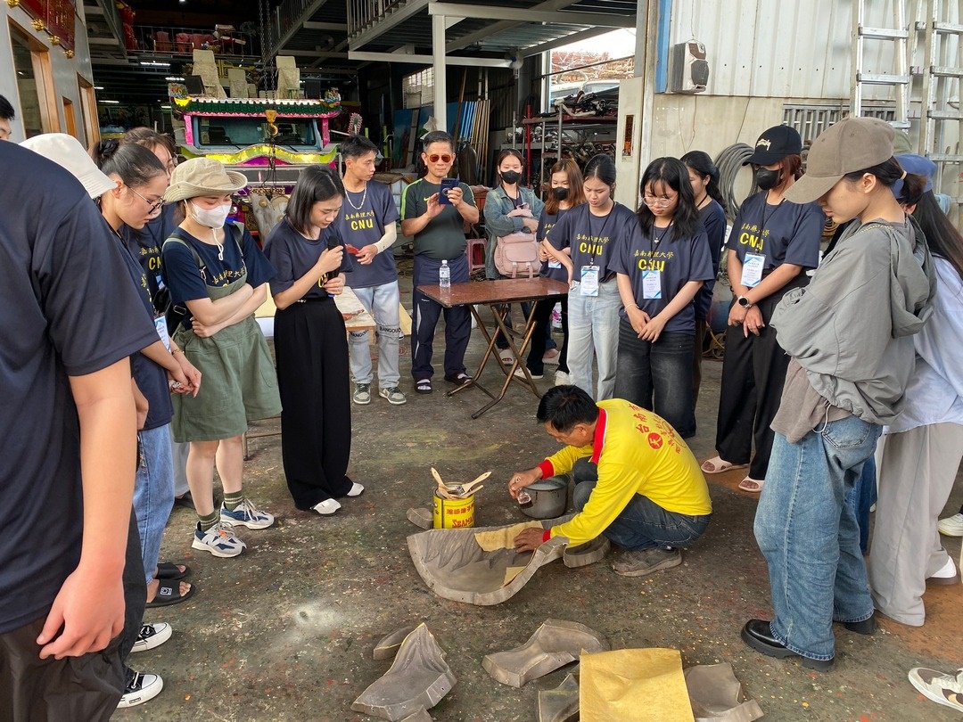 吳震星與團隊引導新南向學生體驗糊紙技藝，認識傳統工藝製程